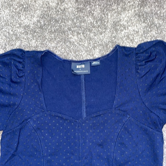 A perfect top for summer outings or working in an office! - Picture 2 of 2